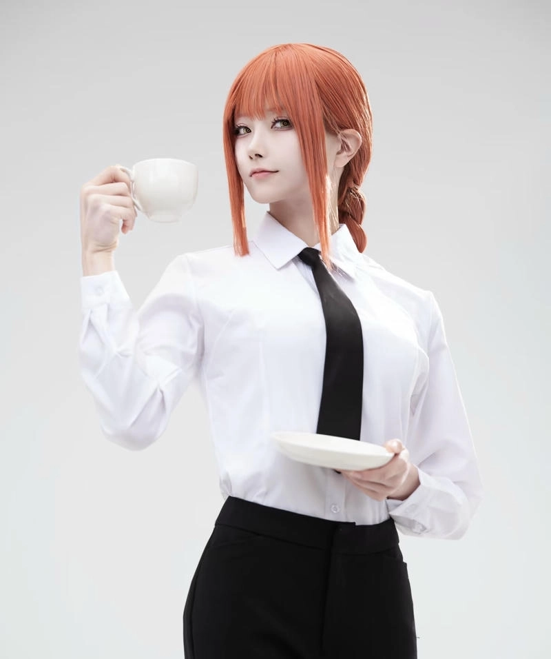 Makima cosplay thần thái lạnh lùng đầy cuốn hút