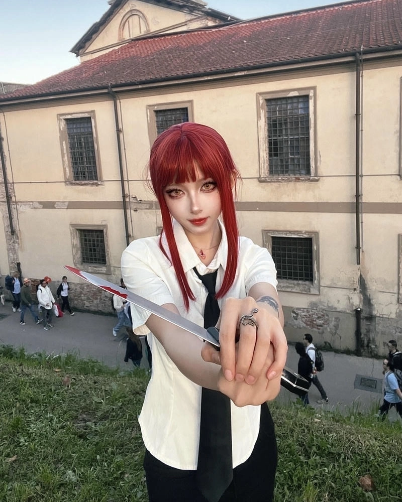 Makima cosplay thể hiện quyền kiểm soát đặc trưng