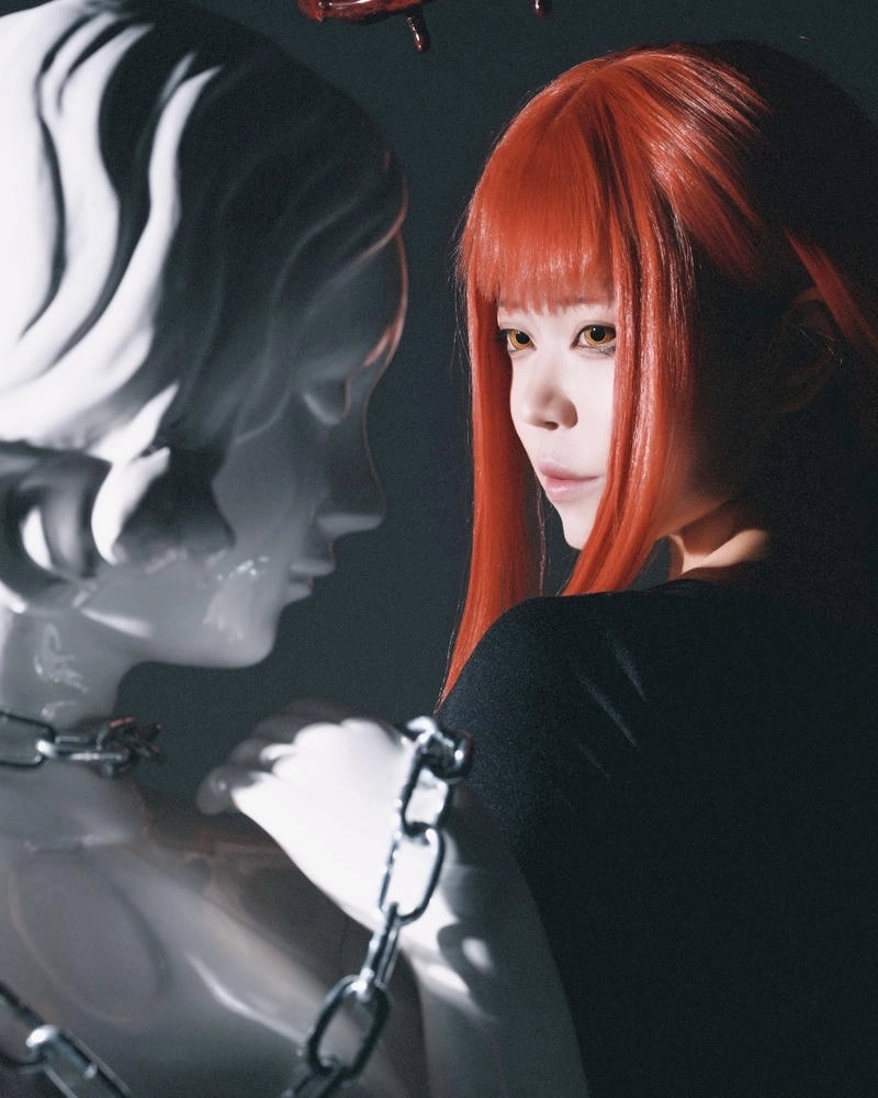 Makima cosplay tóc đỏ nổi bật trong khung cảnh tối