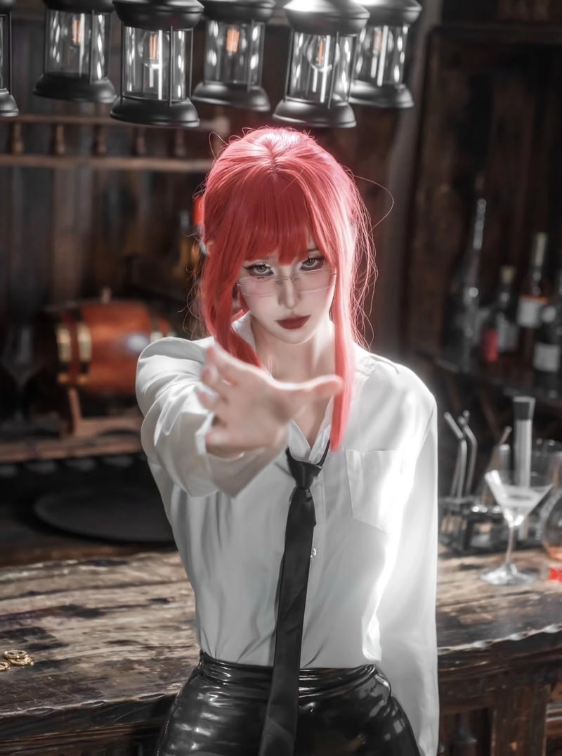 Makima cosplay trang phục công sở đặc trưng nổi bật