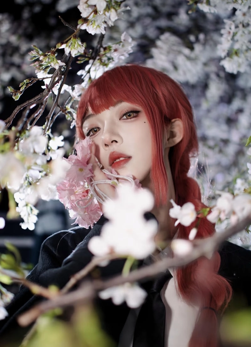 Makima cosplay trong ánh sáng tự nhiên tinh tế