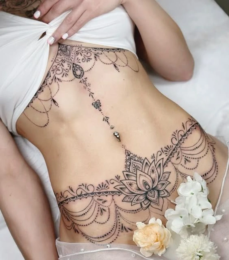Mẫu bướm bay trên bụng tạo cảm giác mềm mại đầy nữ tính