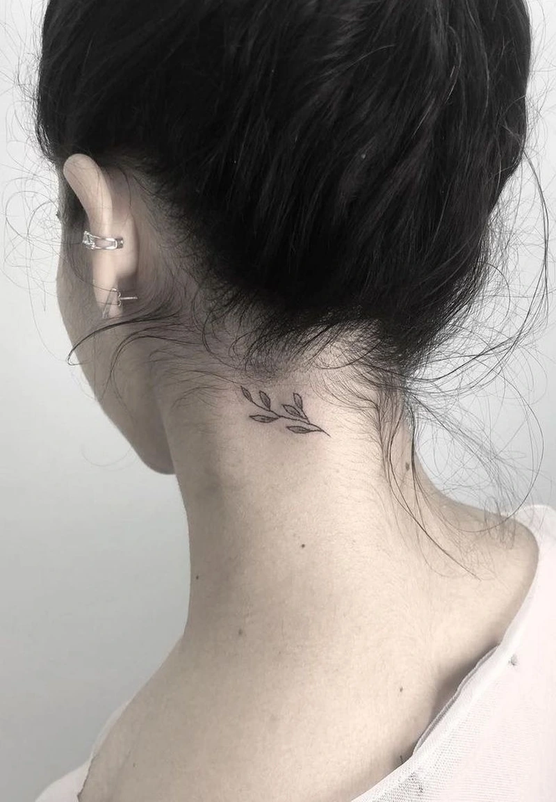 Mẫu tattoo cổ nữ phong cách dark nhẹ cùng họa tiết bí ẩn