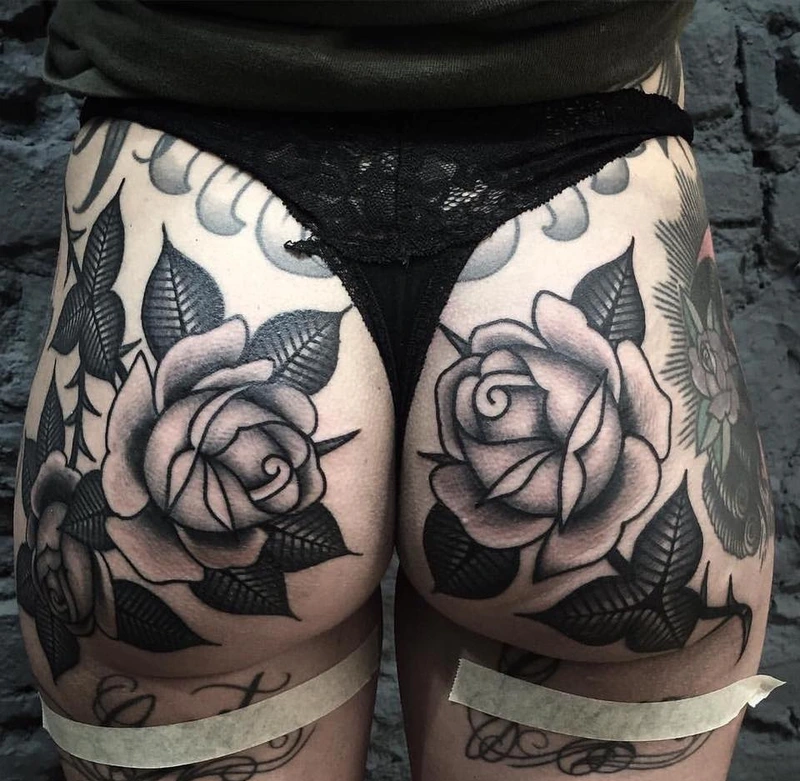 Mẫu tattoo mông nữ cùng họa tiết hoa hồng cực kỳ nổi bật