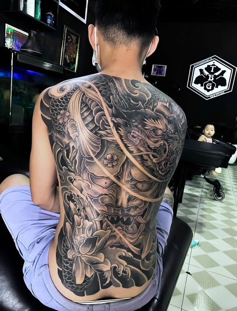 Mẫu tattoo nhật cổ kín lưng nam với sóng nước đầy mạnh mẽ