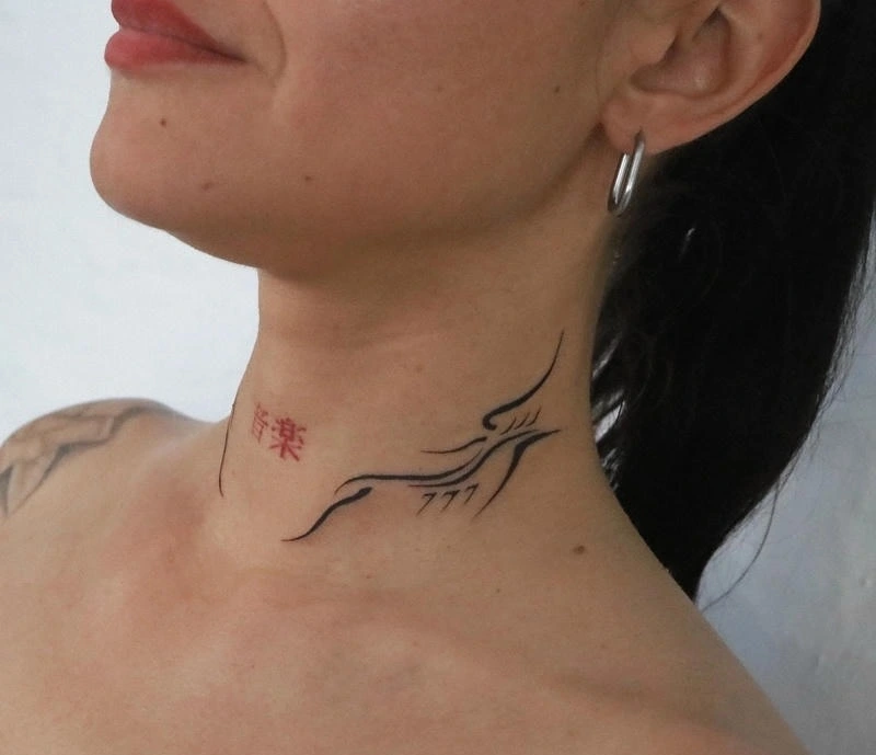 Nghệ thuật tattoo ở cổ nữ cùng đường nét mềm mại tinh xảo