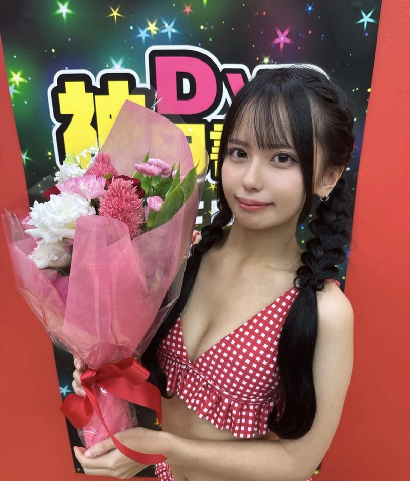 Người mẫu Nhật Airi Nagisa bikini sexy được tặng hoa