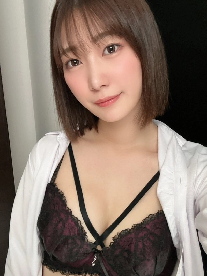 Người mẫu Nhật Akari Mitani bikini sexy khoác sơ mi