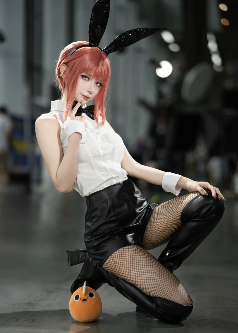 Nữ cosplayer hóa thân Makima phong cách bí ẩn
