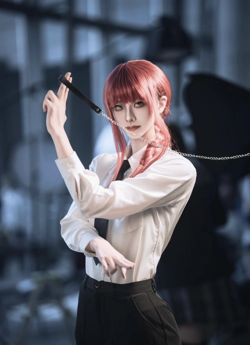 Nữ nhân vật Makima cosplay thần thái sắc lạnh