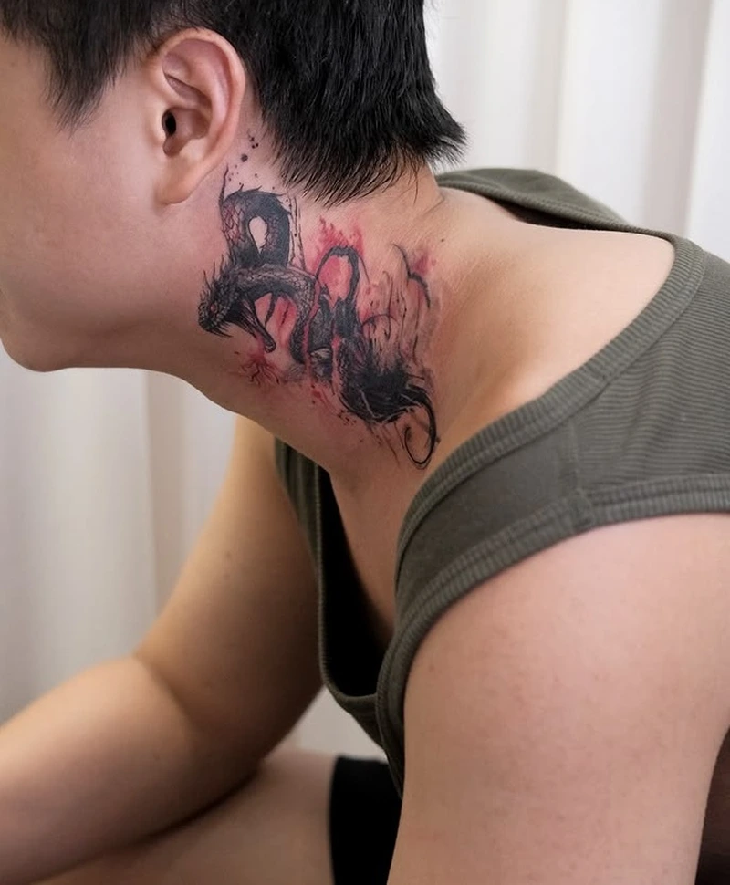 Phong cách xăm cổ tạo điểm nhấn cho tổng thể ngoại hình