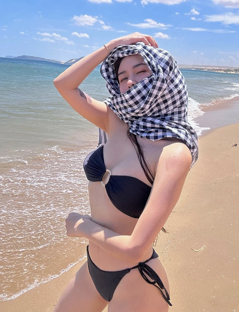 Quyên qui bikini ở biển dưới ánh nắng