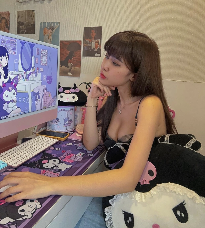 Quyên qui bikini trên bàn máy tính