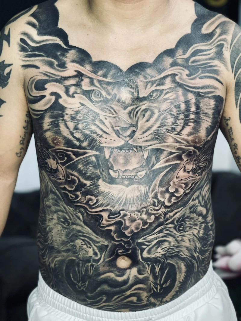 Rắn quấn bụng với đường nét sắc sảo cực kỳ cá tính