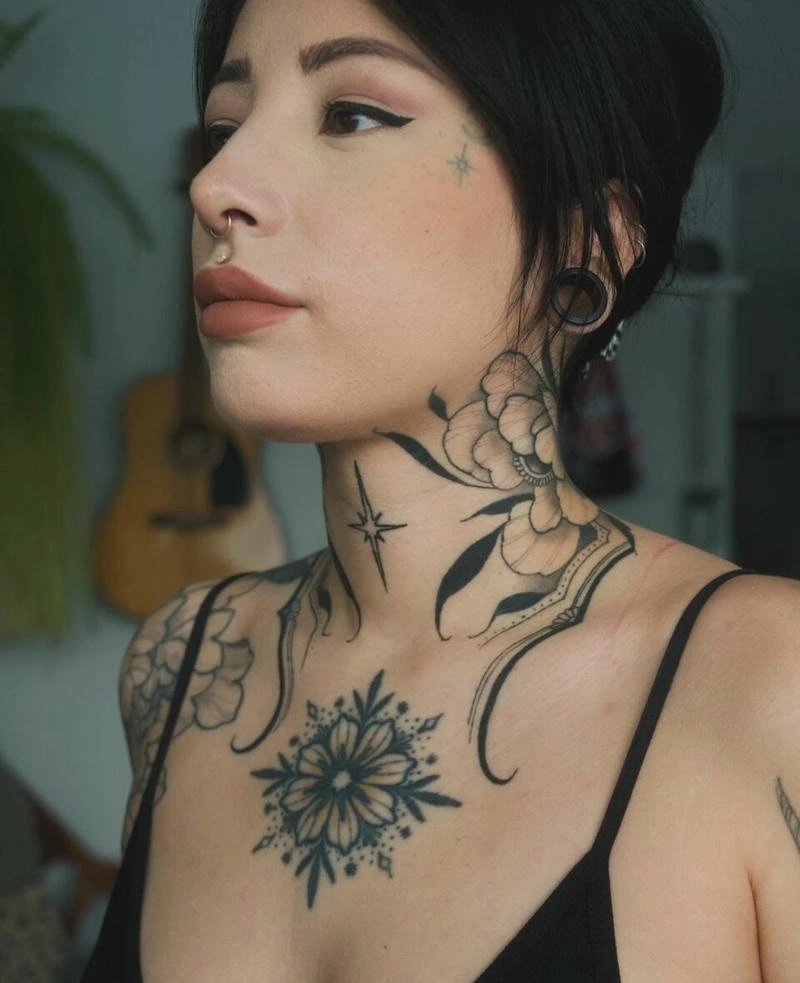 Tattoo chữ mini ở cổ nữ cùng thiết kế thanh lịch cá tính