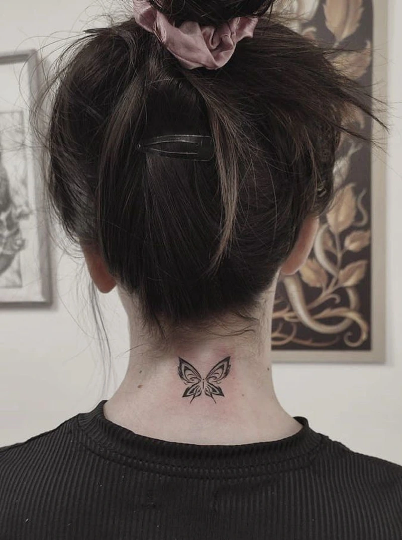 Tattoo cổ nữ nghệ thuật cùng họa tiết trái tim nhỏ nổi bật