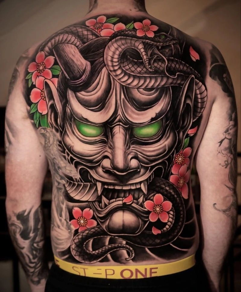 Tattoo full lưng nam nổi bật cùng họa tiết mặt quỷ cực chất