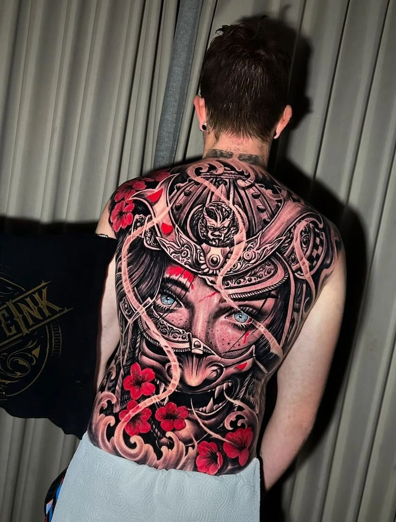 Tattoo full lưng nam với thiết kế đen trắng đầy chiều sâu mạnh
