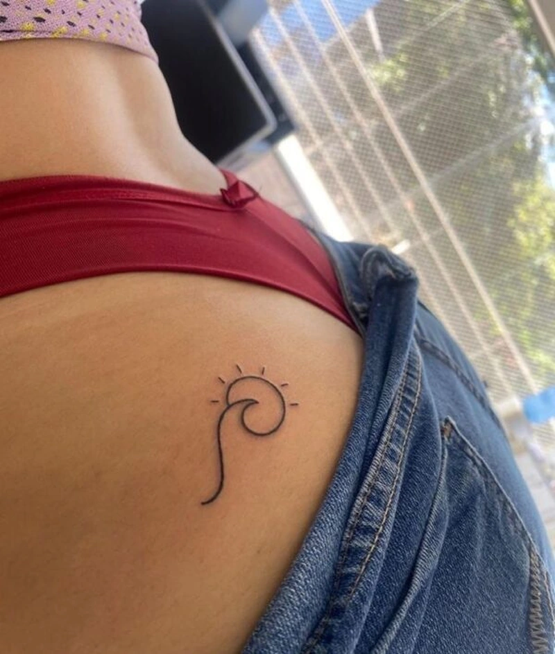 Tattoo mông nữ cùng họa tiết trái tim nhỏ đầy đáng yêu