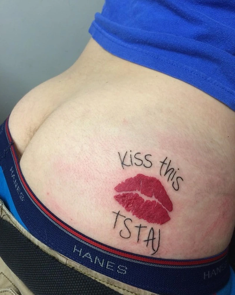 Tattoo mông nữ với đường nét mảnh đầy vẻ quyến rũ riêng