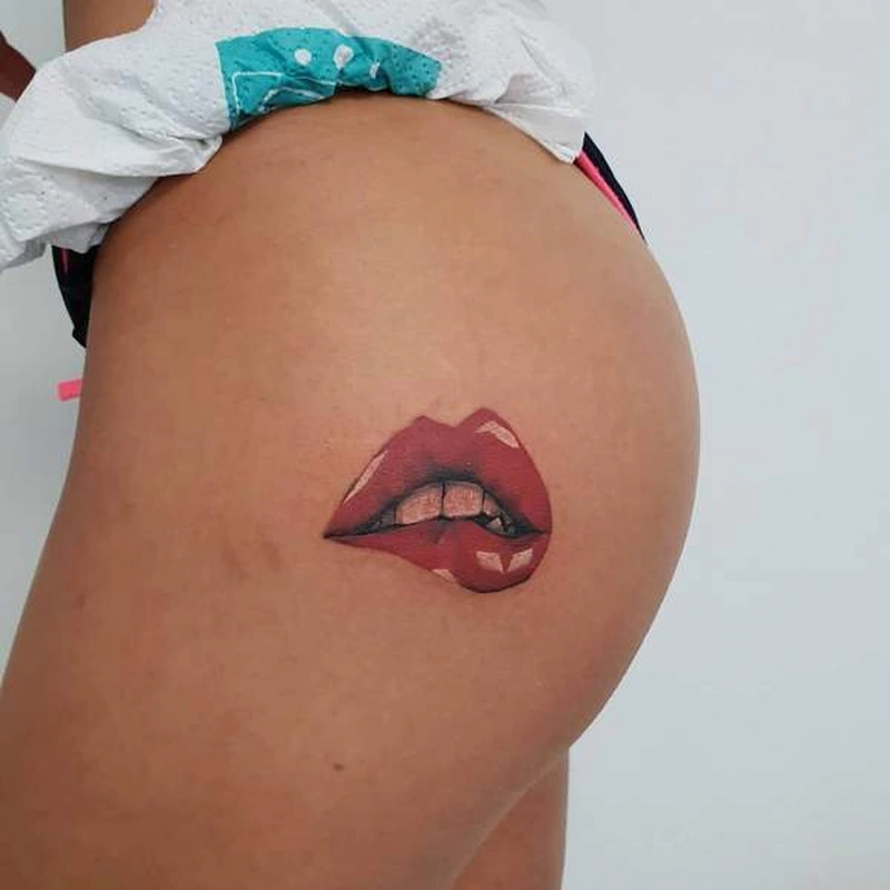 Tham khảo tattoo mông nữ với họa tiết cánh chim nhỏ đầy tự do