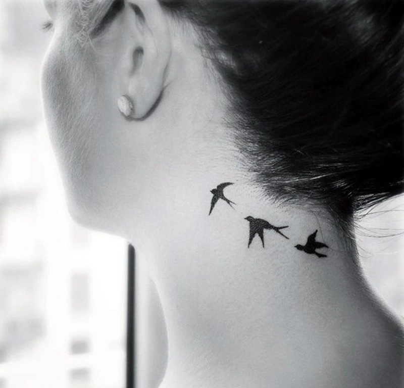Thiết kế tattoo mini ở cổ nữ phong cách tối giản hiện đại