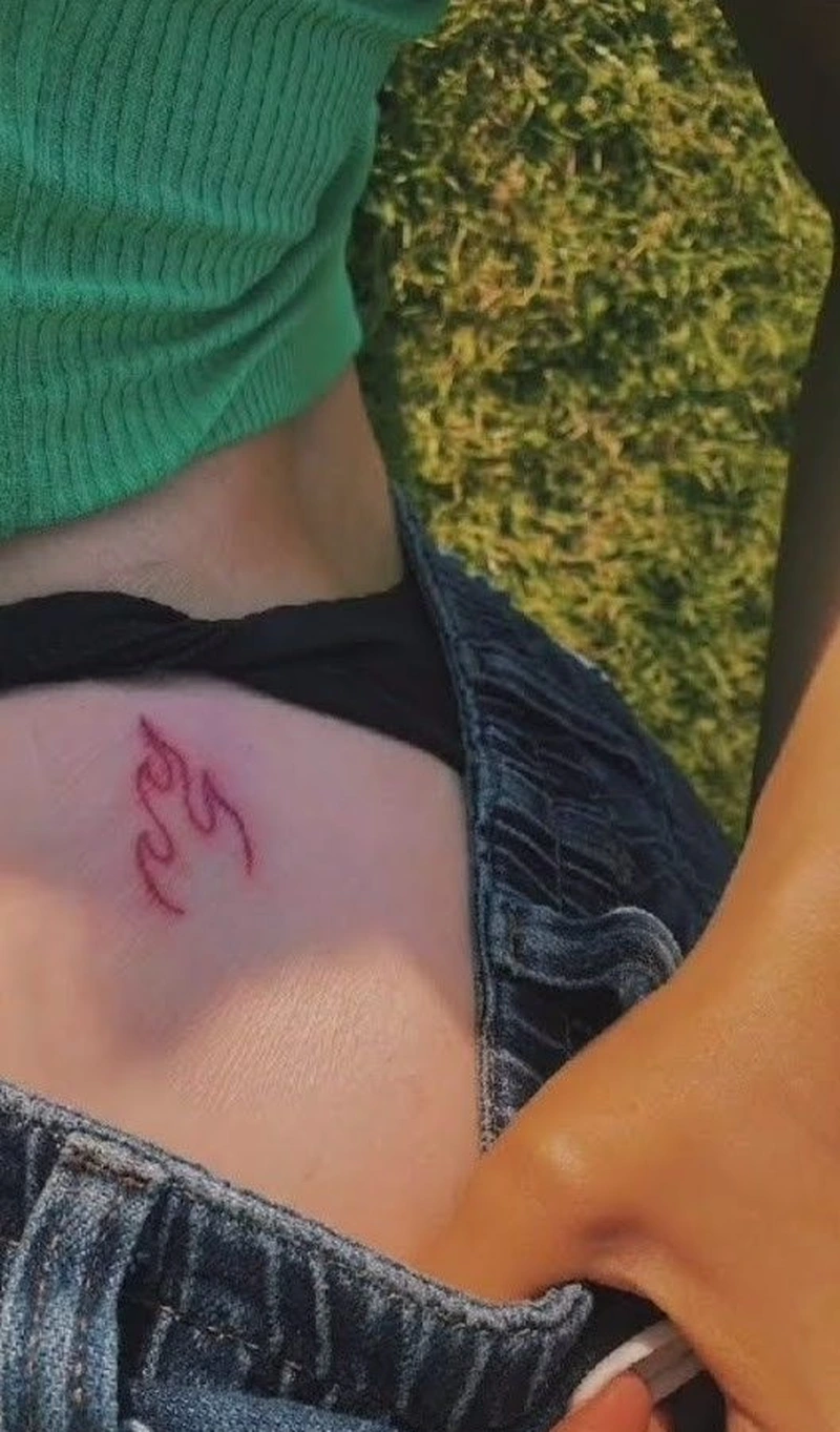 Thiết kế tattoo mini ở mông nữ với vẻ đẹp hiện đại nhẹ nhàng