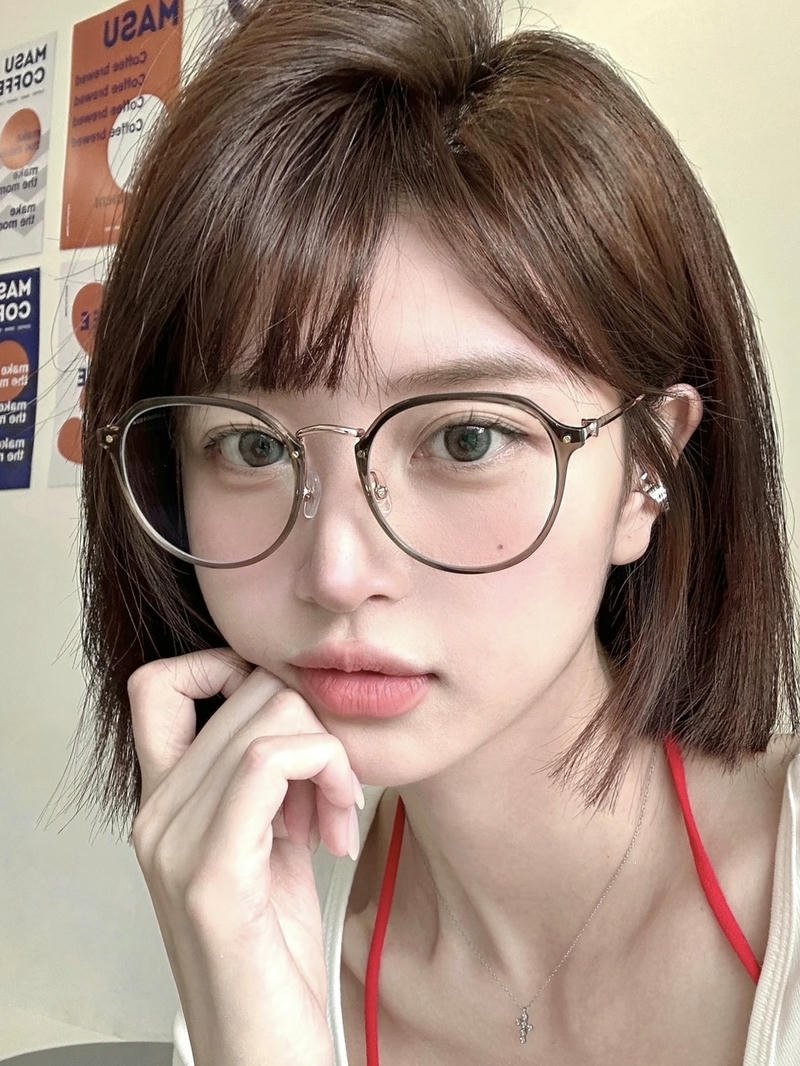 Thiếu nữ đeo kính cận với mái tóc ngang vai