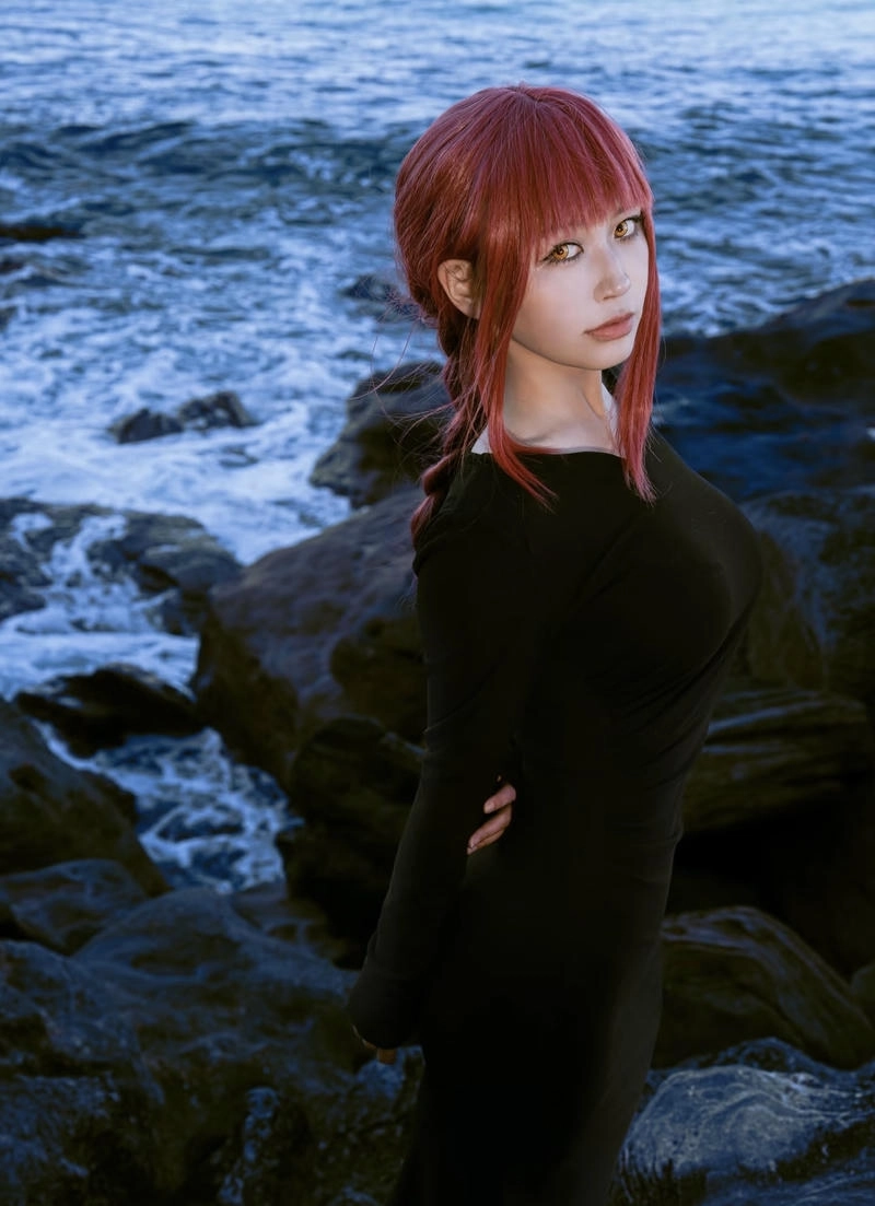 Tóc đỏ sắc nét tạo điểm nhấn cho Makima cosplay