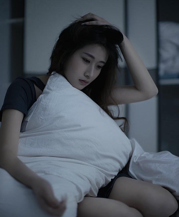 ảnh cô gái buồn âm thầm