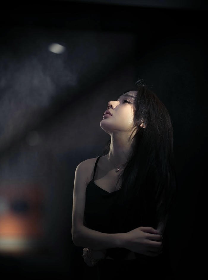 ảnh cô gái buồn một mình