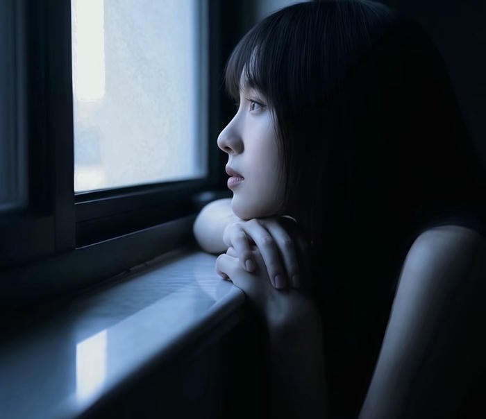 ảnh cô gái buồn ngẩn ngơ