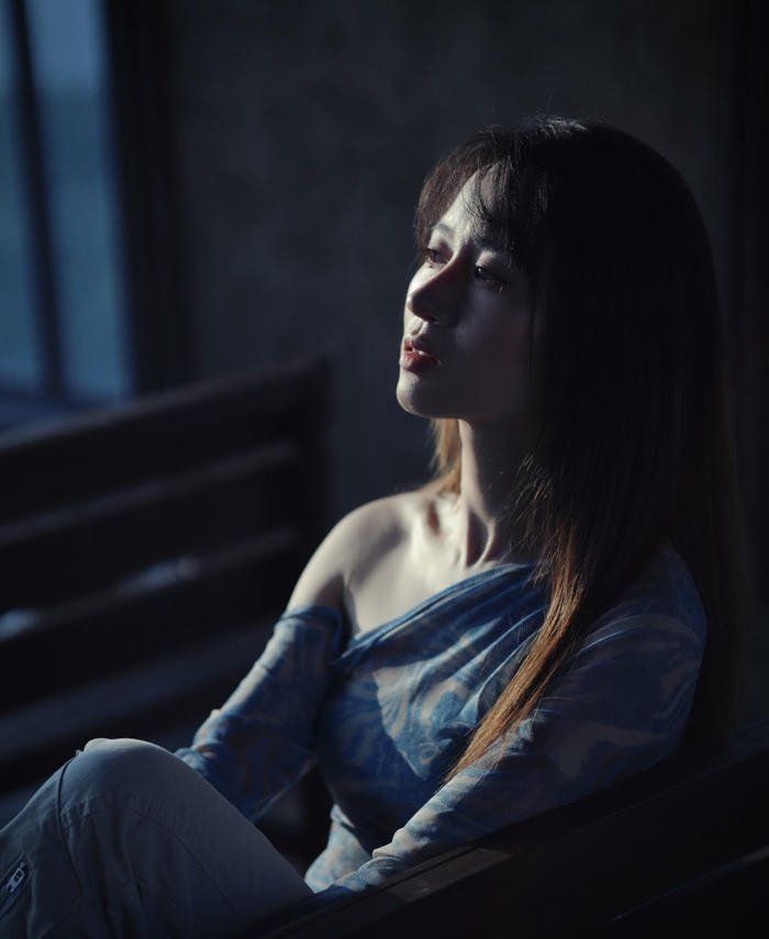 ảnh cô gái buồn trôi nhẹ