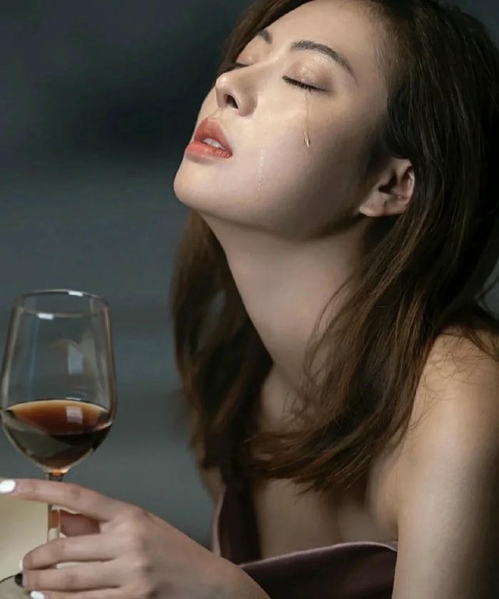 ảnh cô gái buồn u sầu