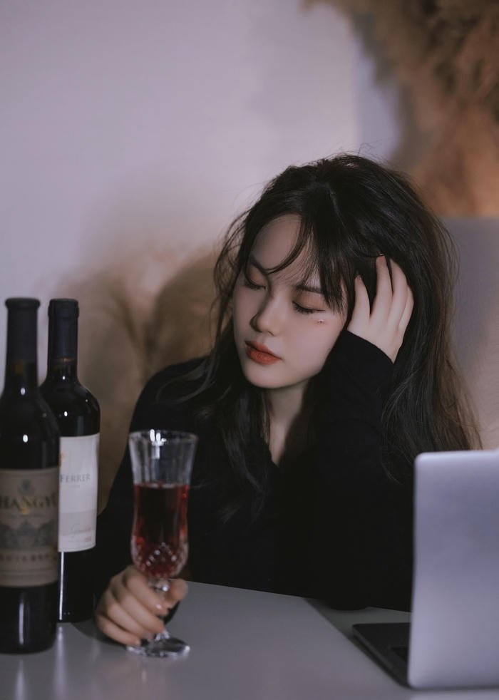 ảnh cô gái buồn yên ắng