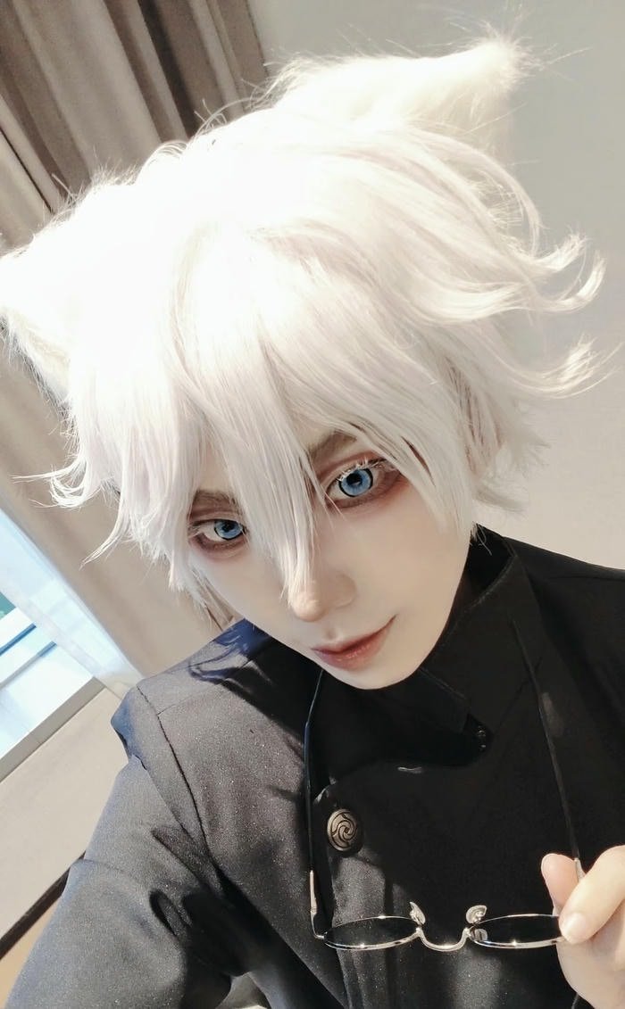 ảnh cosplay gojo thần thái điềm tĩnh
