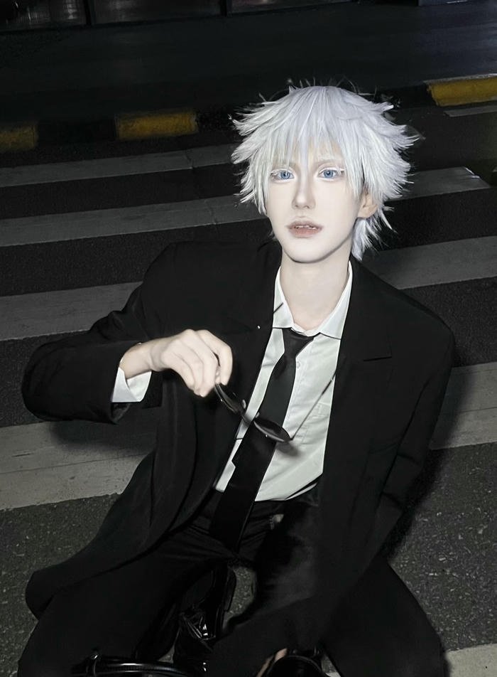 ảnh cosplay gojo trang phục tối màu