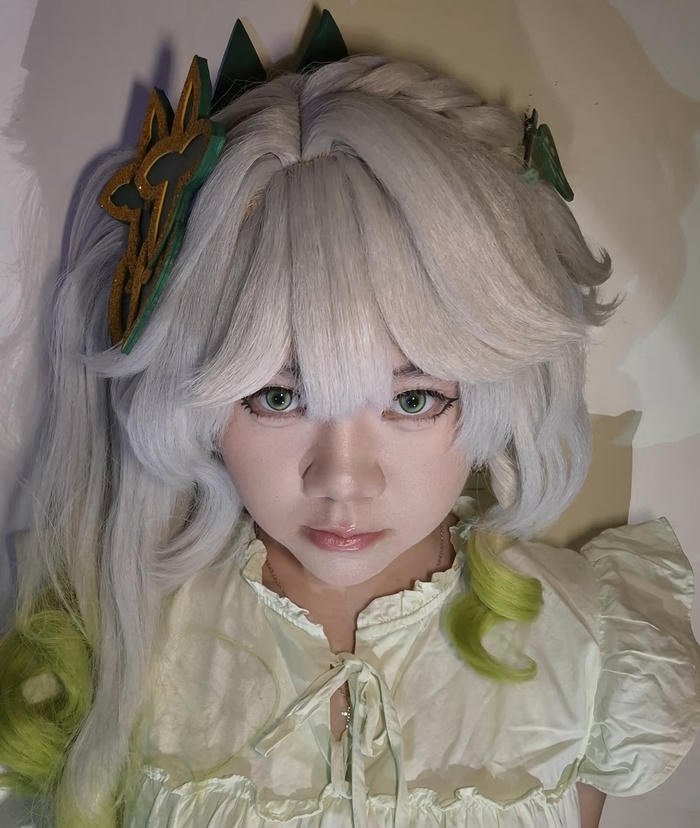 ảnh cosplay nahida tóc ngắn trắng