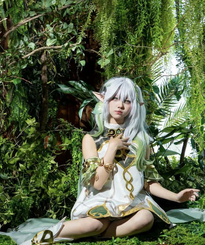 ảnh cosplay nahida trang phục trắng xanh