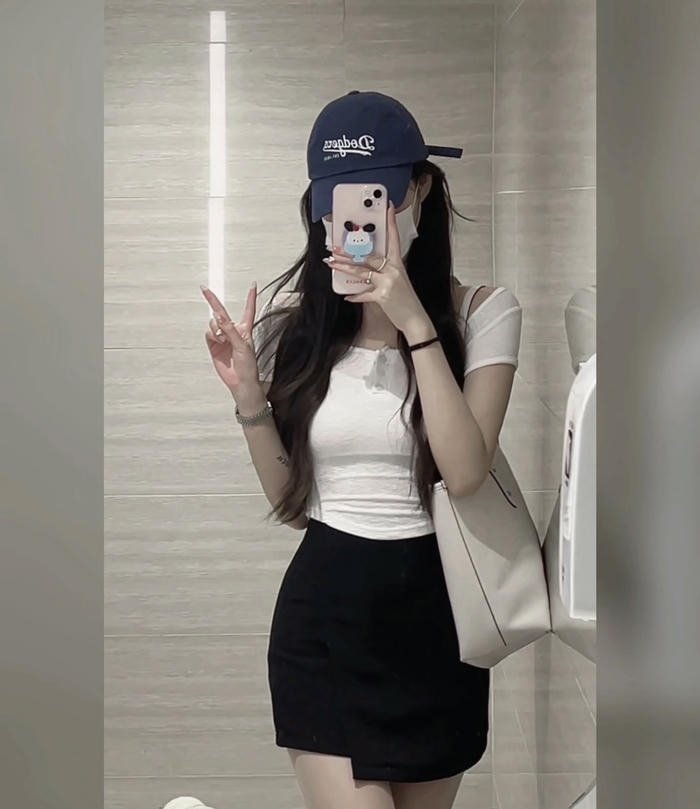 ảnh gái chụp trước gương vui vẻ dơ tay chào