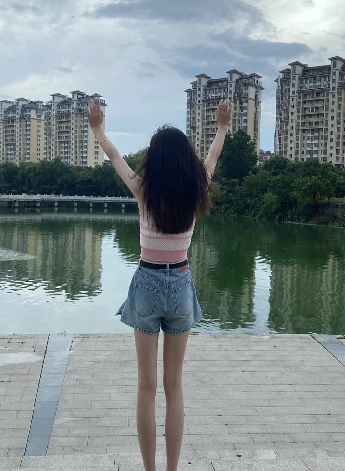 ảnh gái mặc quần ngắn đứng ngắm nhìn