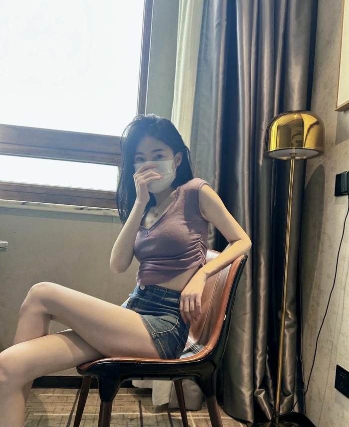 ảnh gái mặc quần ngắn đường nét xinh