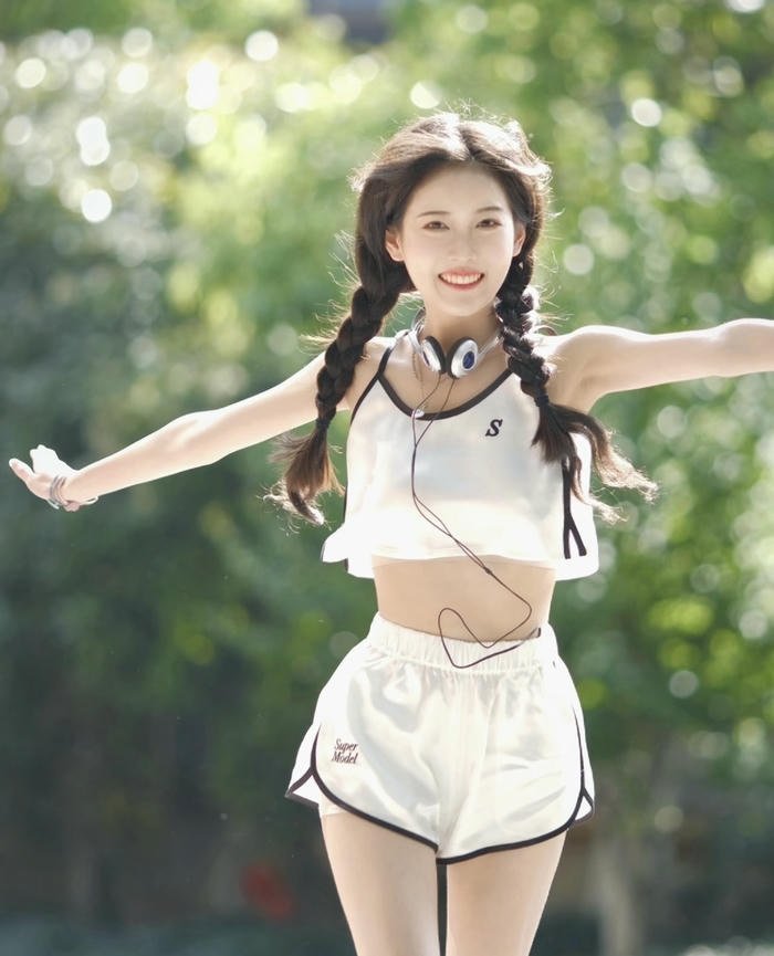 ảnh gái mặc quần ngắn thiết kế hiện đại