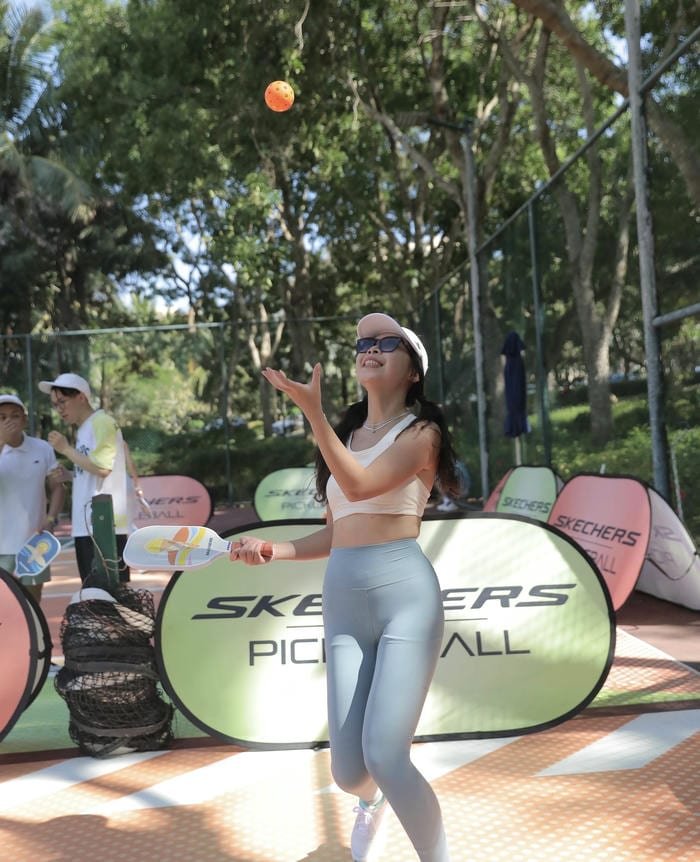 ảnh gái xinh chơi pickleball bắt nhịp