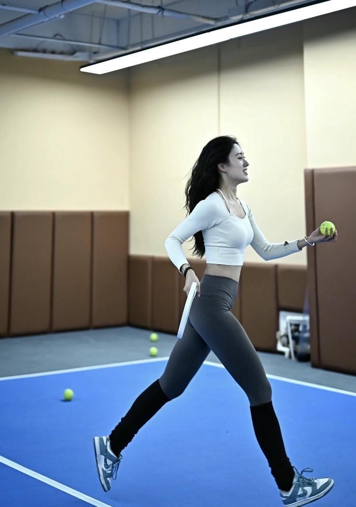 ảnh gái xinh chơi pickleball bước chạy