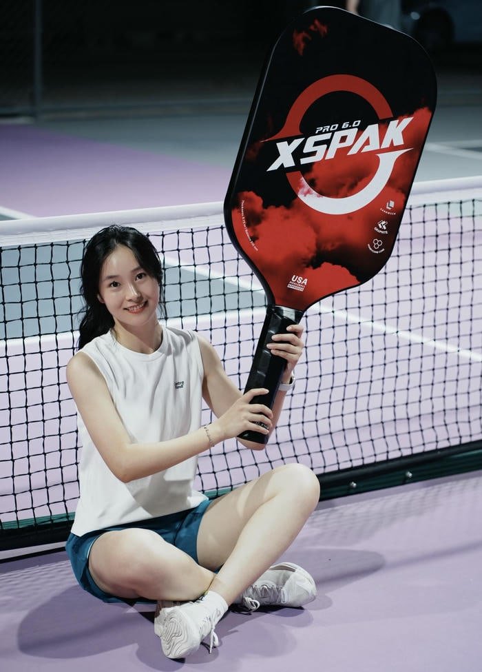 ảnh gái xinh chơi pickleball cầm vợt