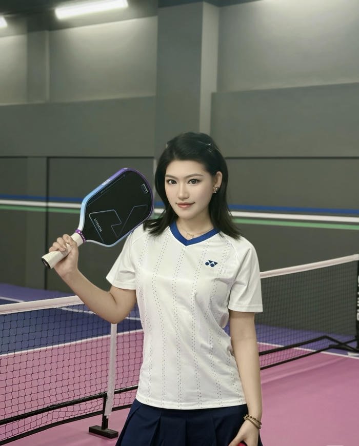 ảnh gái xinh chơi pickleball cánh tay