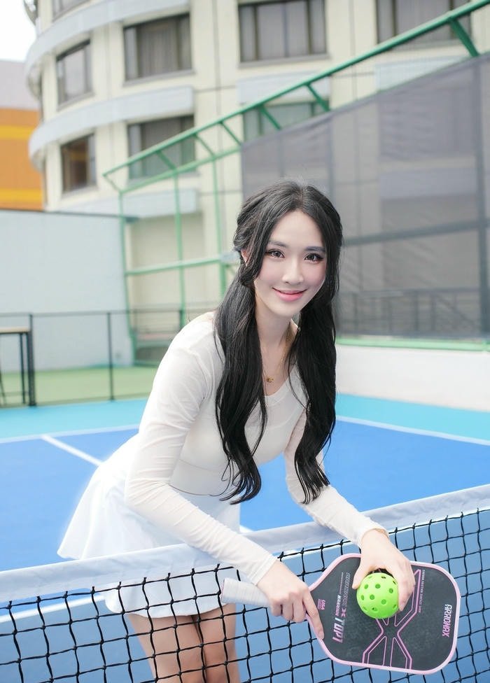 ảnh gái xinh chơi pickleball gần lưới