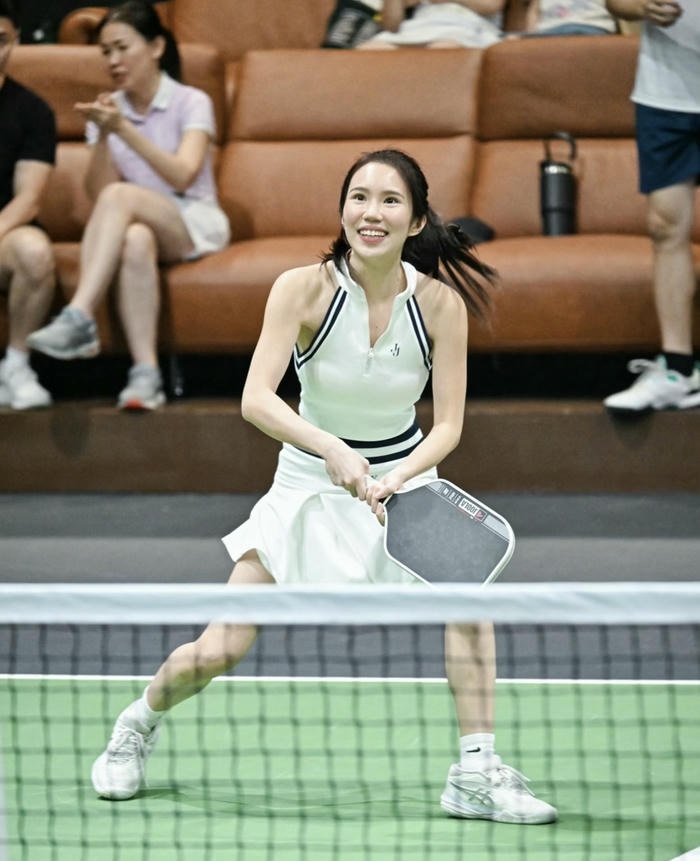 ảnh gái xinh chơi pickleball giày thể thao