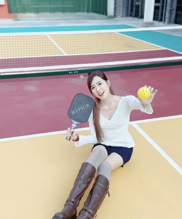 ảnh gái xinh chơi pickleball sân cứng